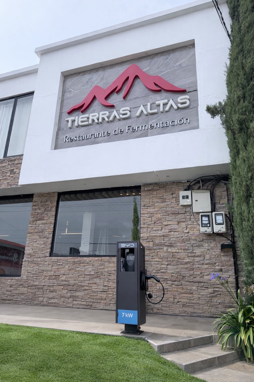 Cargador eléctrico BYD frente a Tierras Altas Restaurante